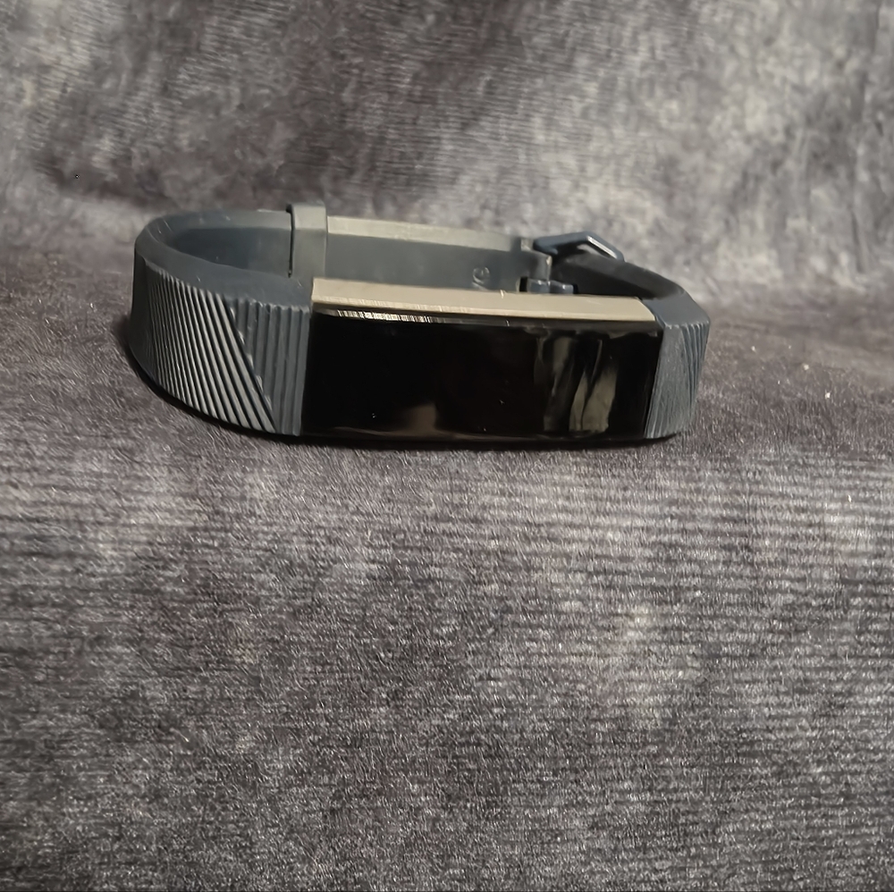 Fitbit Alta Navy Blue Fitness Wristband - Picture 9 of 11